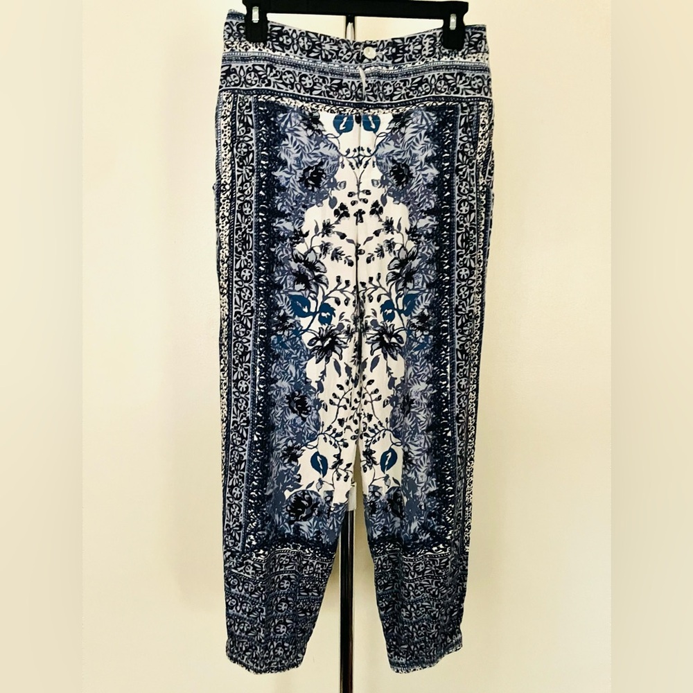 Anthropologie Blue and Cream Carpet Design Linen Blend Balloon Harem Pants